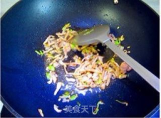 东北家常菜“酸菜炒土豆丝”的做法步骤：5