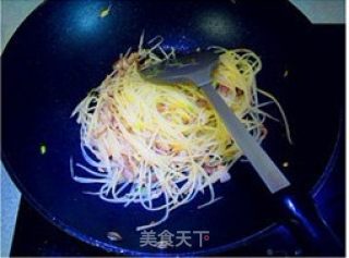 东北家常菜“酸菜炒土豆丝”的做法步骤：6
