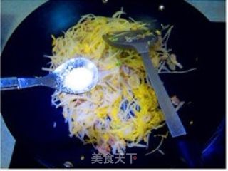 东北家常菜“酸菜炒土豆丝”的做法步骤：8
