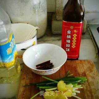 红烧牛腩土豆的做法步骤：1