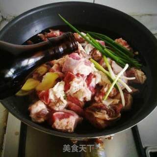 红烧牛腩土豆的做法步骤：2