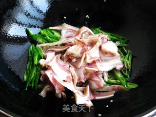 一道超赞的下酒菜——【辣椒炒猪耳朵】的做法步骤：6