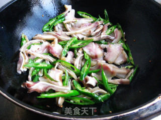 一道超赞的下酒菜——【辣椒炒猪耳朵】的做法步骤：7