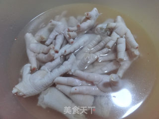 香辣鸡爪的做法步骤：1