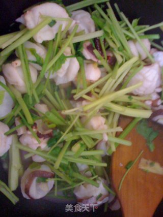 鱿鱼炒芹菜的做法步骤：4