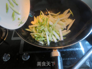 给芥蓝加点颜色的做法步骤：2