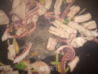 西兰花炒鲜尤的做法步骤：6