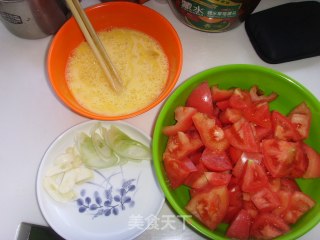 鸡蛋炒西红柿的做法步骤：2