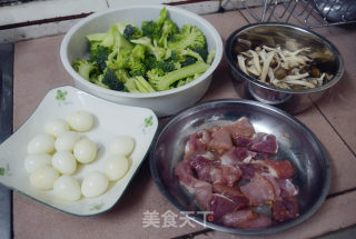 西兰花蟹味菇炖鹌鹑蛋的做法步骤：1