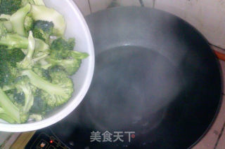 西兰花蟹味菇炖鹌鹑蛋的做法步骤：2