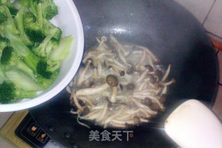 西兰花蟹味菇炖鹌鹑蛋的做法步骤：6