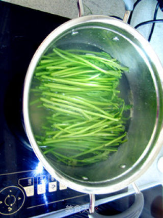 爽口惹味的“白灼豆芽茼蒿”的做法步骤：4