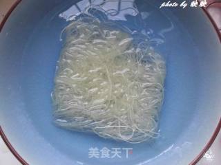香菇粉丝肉汤的做法步骤：1