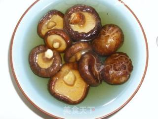 香菇粉丝肉汤的做法步骤：2