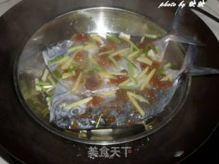 酸梅蒸鲳鱼的做法步骤：4