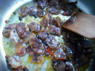 青蒜炒腊肠的做法步骤：6