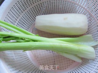 芹菜精肉炒藕丁的做法步骤：1
