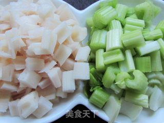 芹菜精肉炒藕丁的做法步骤：4