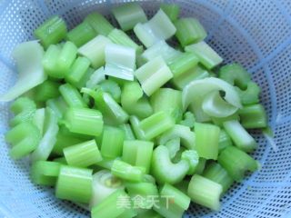 芹菜精肉炒藕丁的做法步骤：6