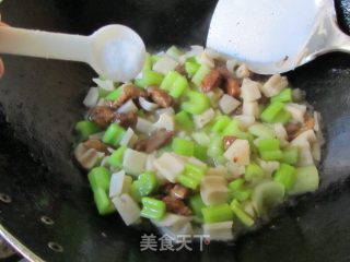芹菜精肉炒藕丁的做法步骤：12