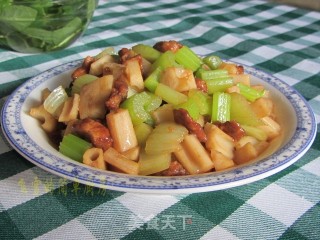 芹菜精肉炒藕丁的做法步骤：15