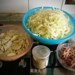 白菜（黄芽菜）肉丝炒年糕的做法步骤：1