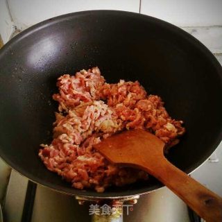 白菜（黄芽菜）肉丝炒年糕的做法步骤：2