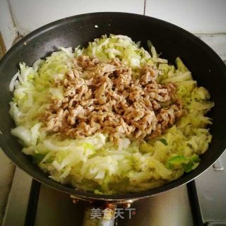 白菜（黄芽菜）肉丝炒年糕的做法步骤：4