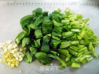 应季家常菜--虾皮菜心的做法步骤：2