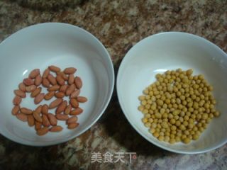 美白饮品——花生豆浆的做法步骤：1