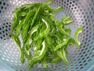 【将减肥进行到底】老干妈拌苦瓜的做法步骤：2