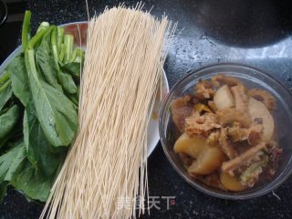 牛腩汤面的做法步骤：1