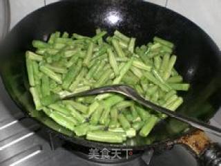 干煸豆角的做法步骤：2