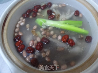红枣花生鸡脚汤的做法步骤：4