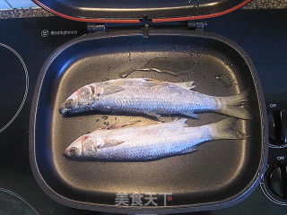 紫苏香煎鱼的做法步骤：1