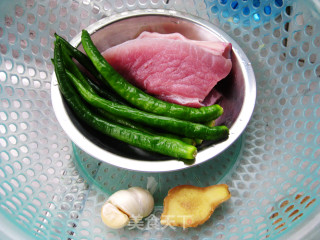 尖椒肉丝的做法步骤：1