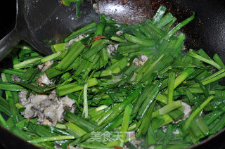 蛤喇肉炒韭菜的做法步骤：5