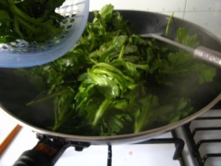 从地头到盘子--百分百绿色健康食疏 茼蒿变身记的做法步骤：6