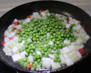 ｛健康素食｝春季减肥菜谱 豌豆炒冬瓜的做法步骤：4