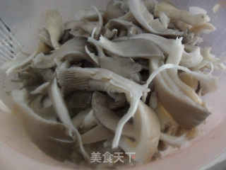 平菇炒肉片的做法步骤：1