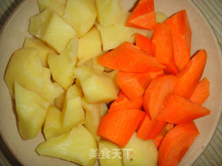 土豆烧蹄筋的做法步骤：1