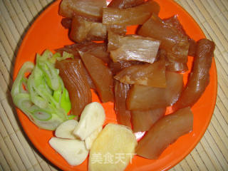 土豆烧蹄筋的做法步骤：2
