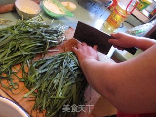 董姨家薄皮大馅韭菜盒子的做法步骤：3