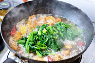 菠菜鸡蛋炖粉条的做法步骤：9
