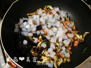 菜饭一锅香——菌菇魔芋菜饭的做法步骤：4