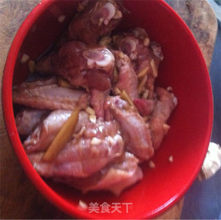 蒜香五味鸡翅膀的做法步骤：1