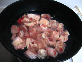 竹笋土豆烧鸡块的做法步骤：1