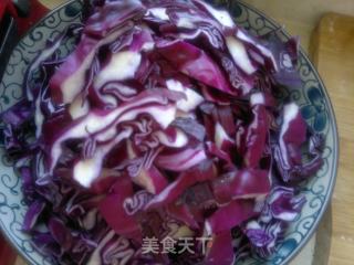 紫甘蓝炒肉的做法步骤：2