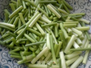 蒜苔炒鸭板肠的做法步骤：1
