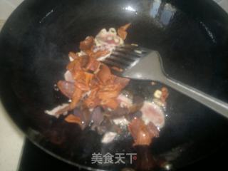 蒜苔炒鸭板肠的做法步骤：4